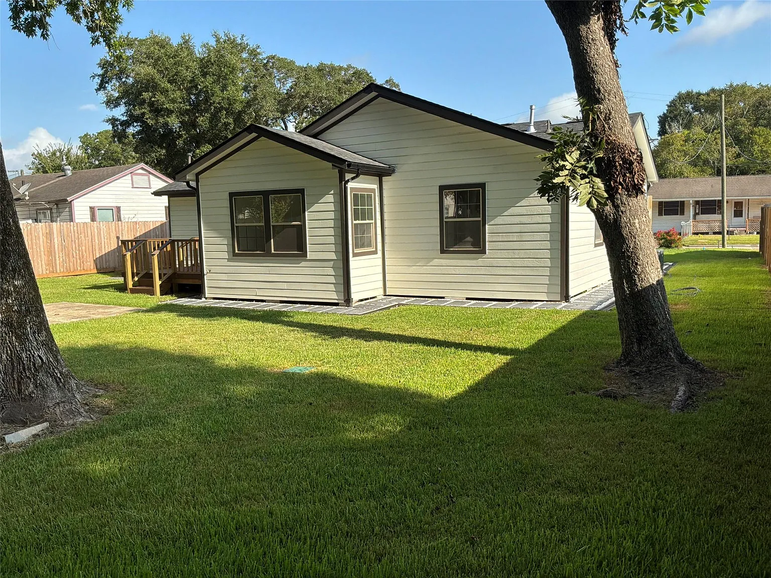 3 bed, 2.0 bath, 1421 sqft, $1,975 — Photo 3