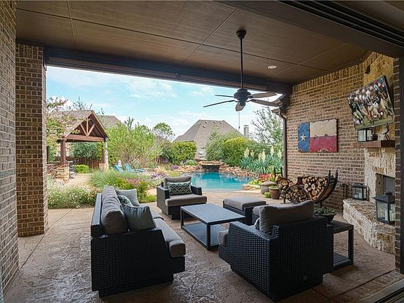 4th image of 665 Meadow Creek Dr