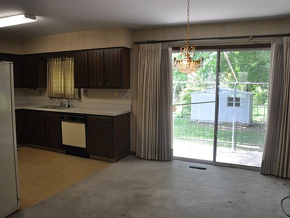 5th image of 825 Irvin Ave