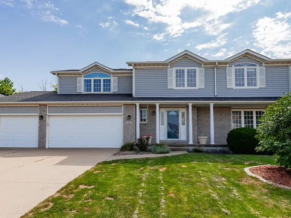 7077 Ridgedale Ct, Johnston, IA 50131