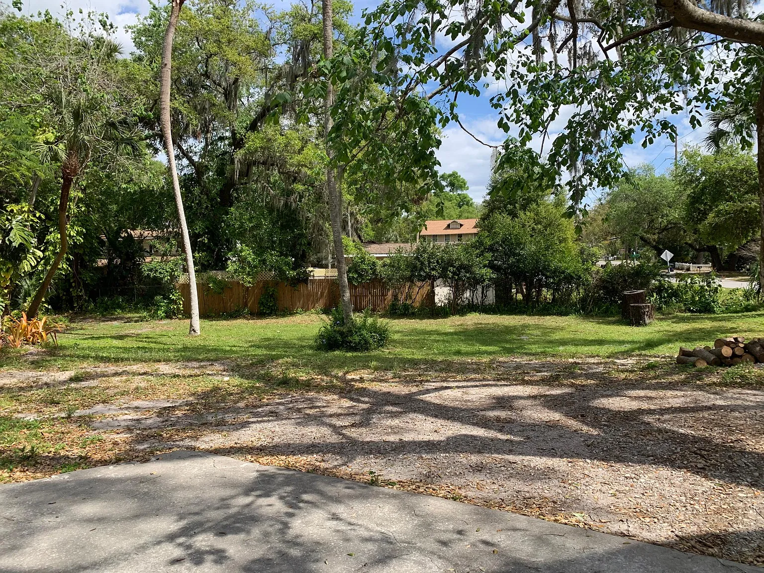 411 W Flora St — Photo 2