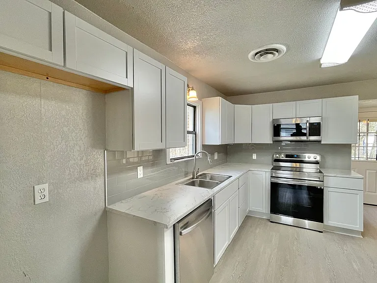 302 Washington St — Photo 19