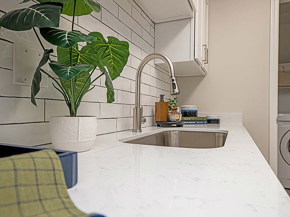 Granite counters & farmhouse kitchen sink