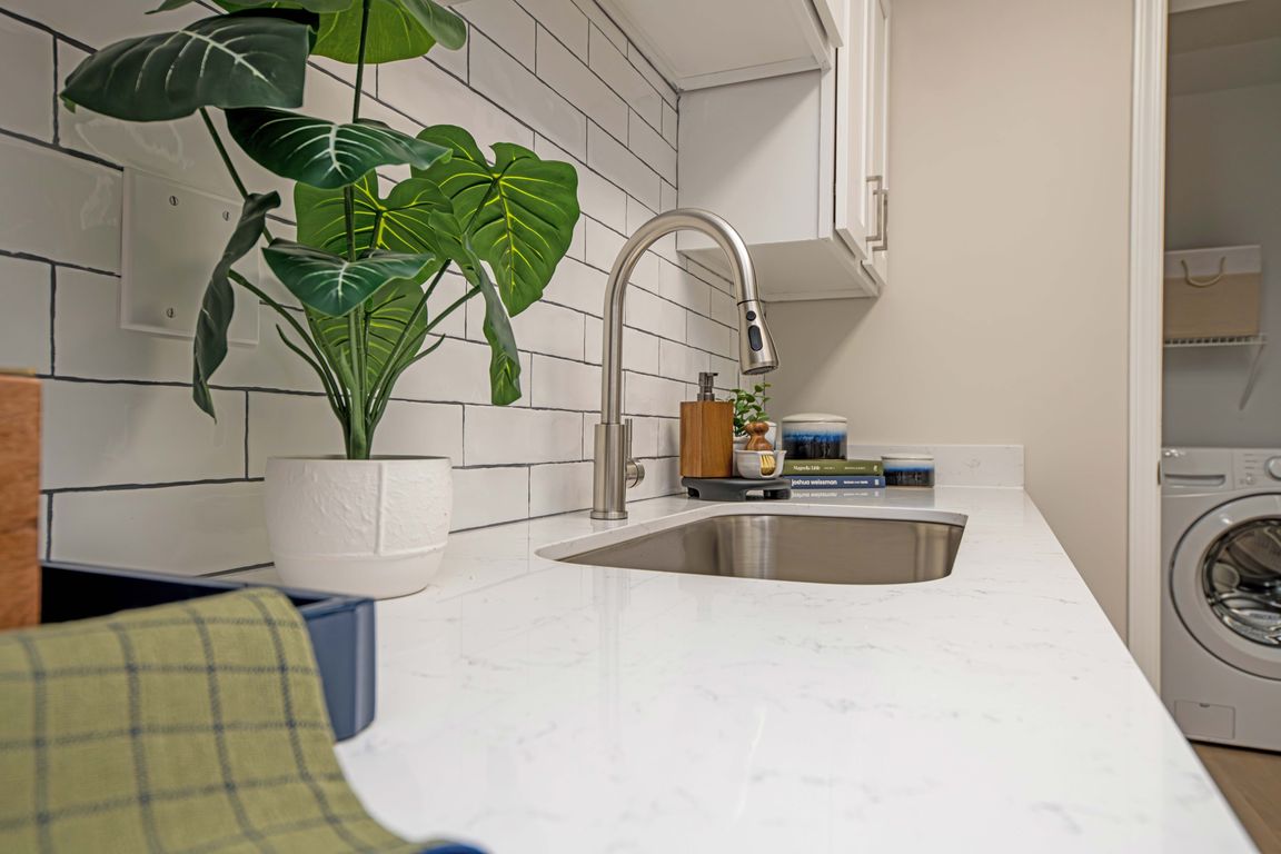 Granite counters & farmhouse kitchen sink