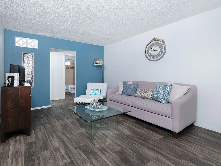 Fifteen 50 Apartments - Living Room