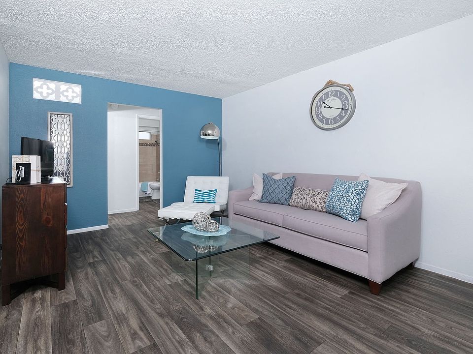 Fifteen 50 Apartments - Living Room