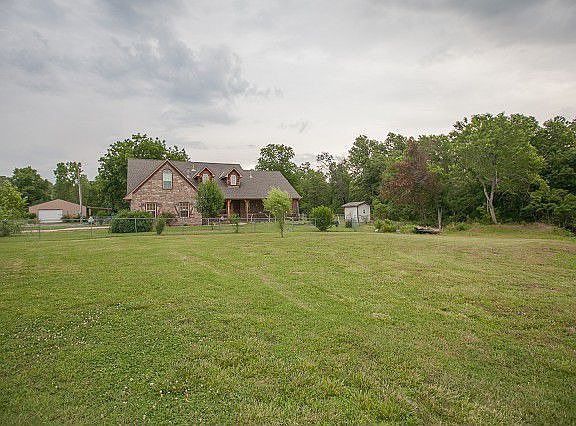 This home sits on 21.47 acre lot m/l