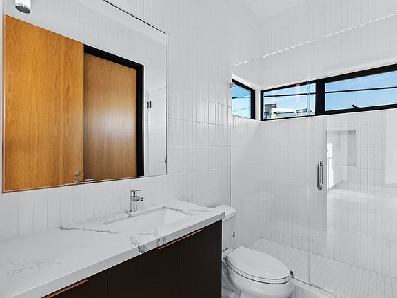 5th image of 922 W Clark Ave #202