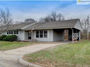 809 Cimmarron Trl, Belton, MO 64012