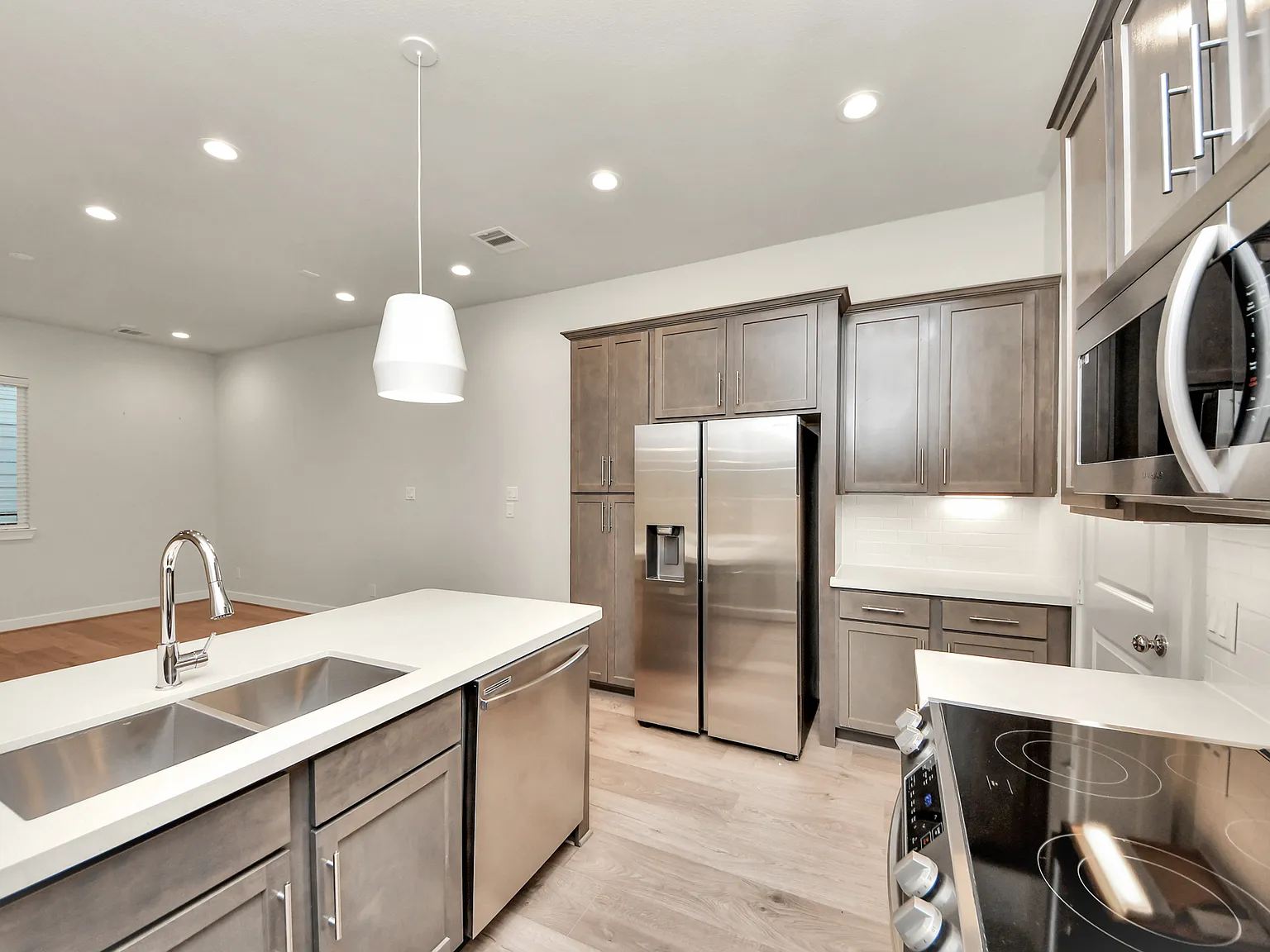 3 bed, 2.5 bath, 1650 sqft, $2,100 — Photo 4
