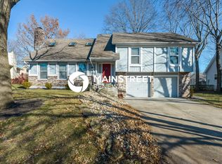 1141 NE Clubhouse Ct, Lees Summit, MO 64086