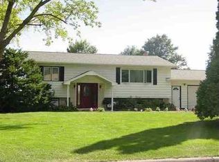 2019 Greenhill Dr, Cedar Falls, IA 50613