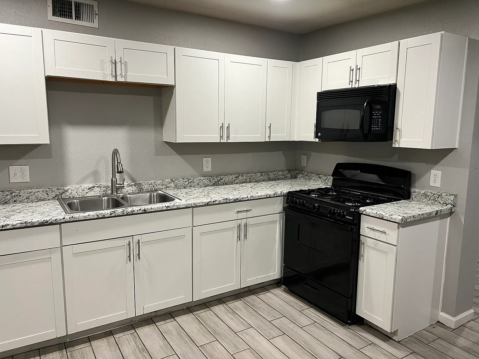 3 bed, 1.5 bath, 991 sqft, $1,800 — Photo 2