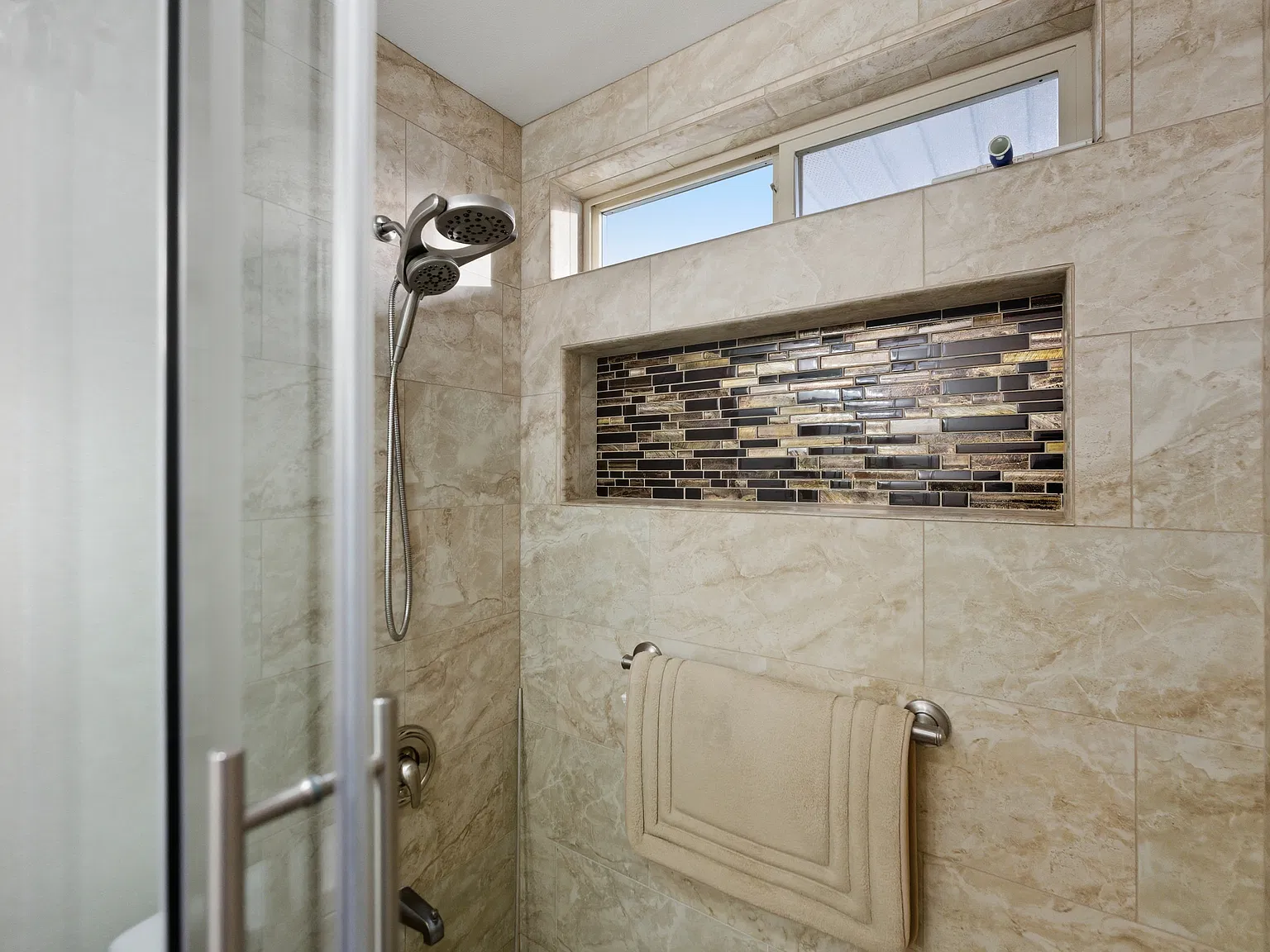 3 bed, 2.5 bath, 2340 sqft, $3,500 — Photo 3