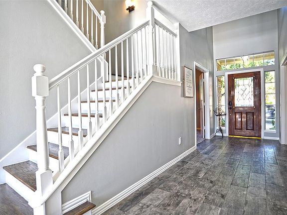 2-story entry, "wood" tile entry, new wood stair treads!