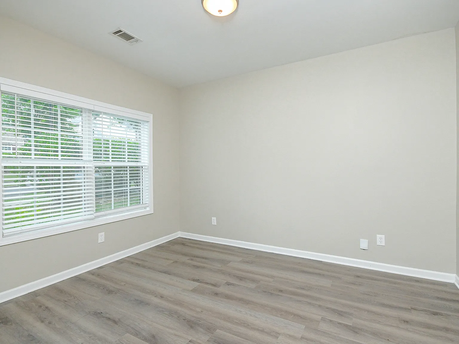 4 bed, 2296 sqft, $2,400 — Photo 4