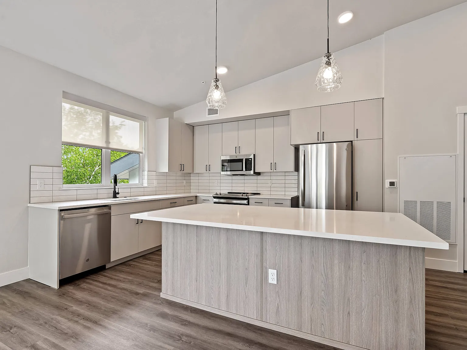 River Pointe Apartments — Photo 1