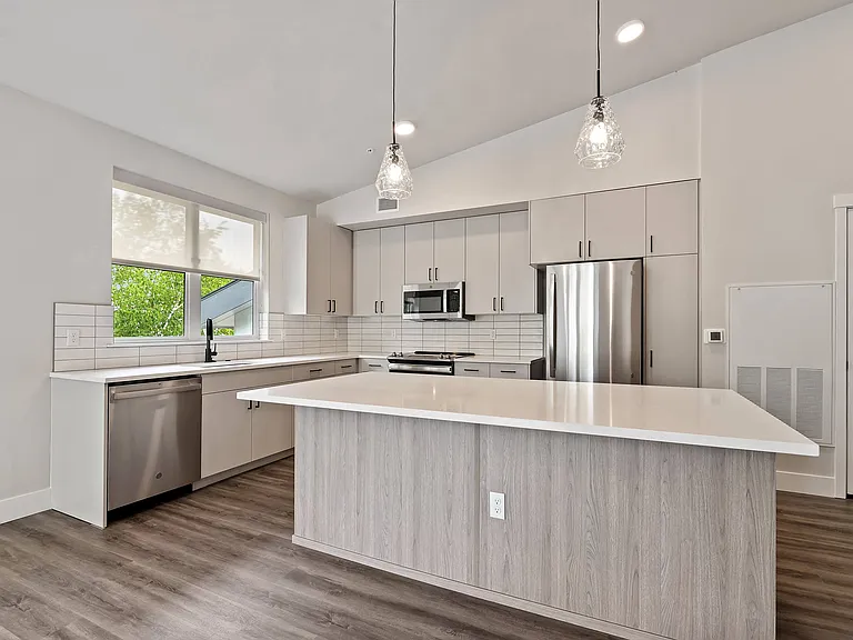 River Pointe Apartments — Photo 1