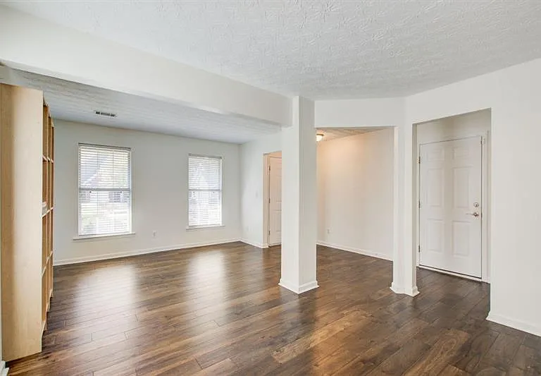 1204 Gates Cir SE — Photo 4