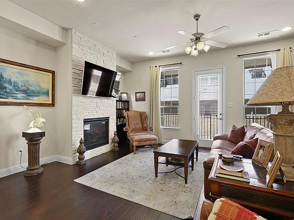 3rd image of 559 W Royal Ln