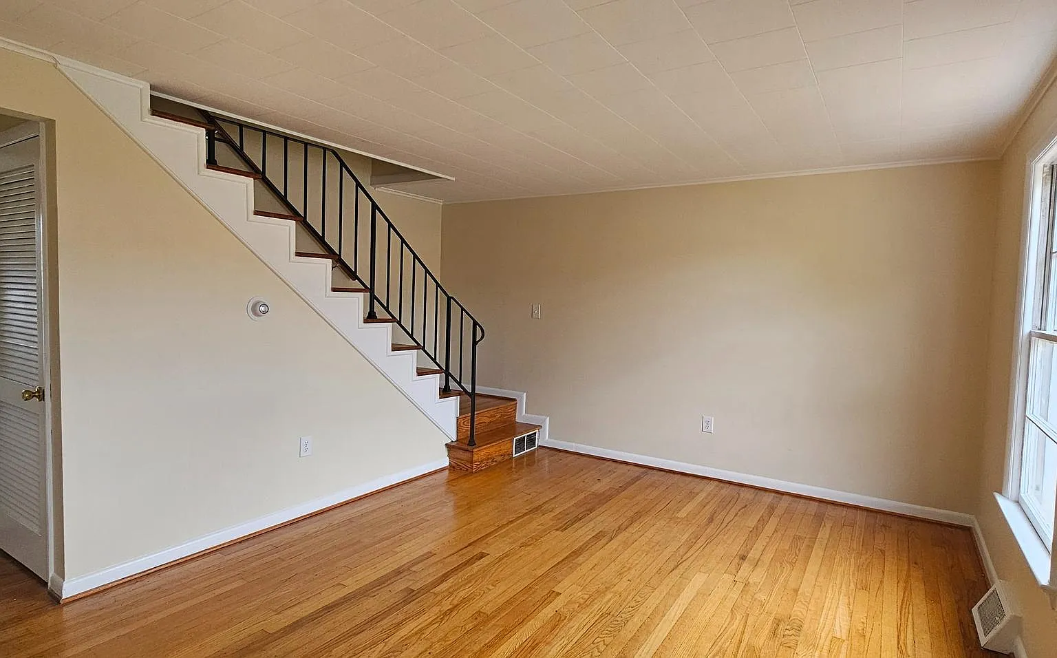 3 bed, 1.0 bath, 900 sqft, $1,450 — Photo 3