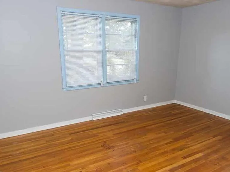 1809 E Lincoln St — Photo 11