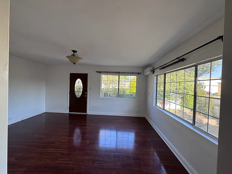 1713 W Victory Blvd #1713 — Photo 5