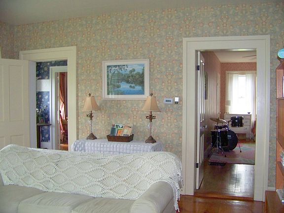 Livingroom doors to bdrms