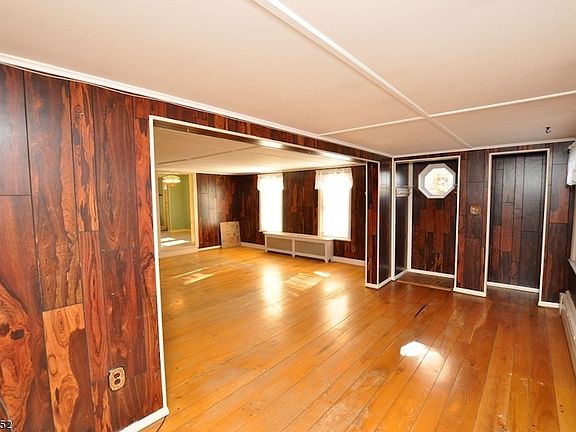 3rd image of 10 Shady Ln
