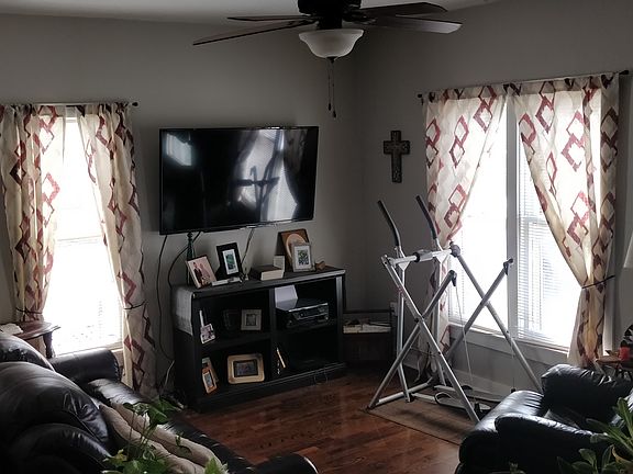 4th image of 618 E 8th Ave