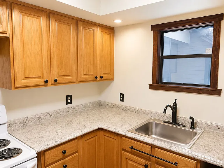 1220 S 12th Ave — Photo 3