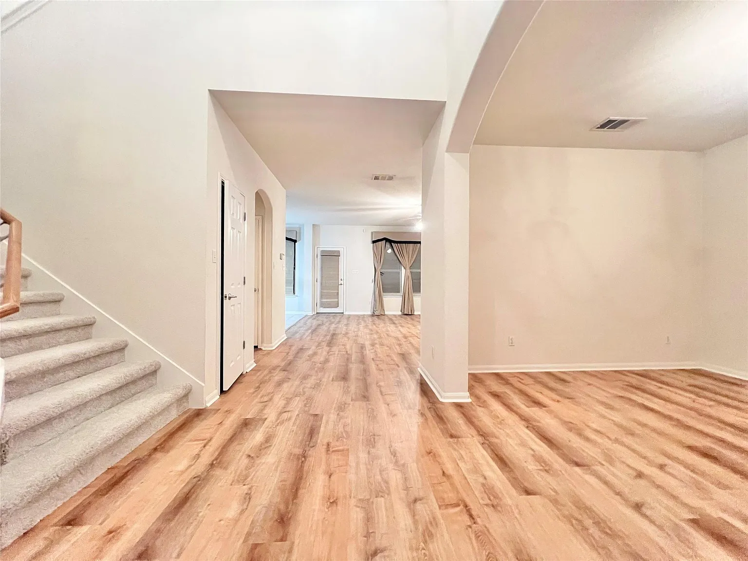 4 bed, 2.5 bath, 2416 sqft, $2,150 — Photo 4