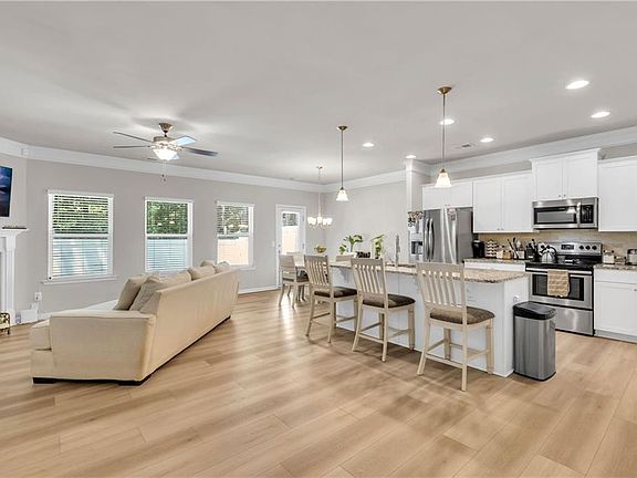 5th image of 411 Crescent Woode Dr