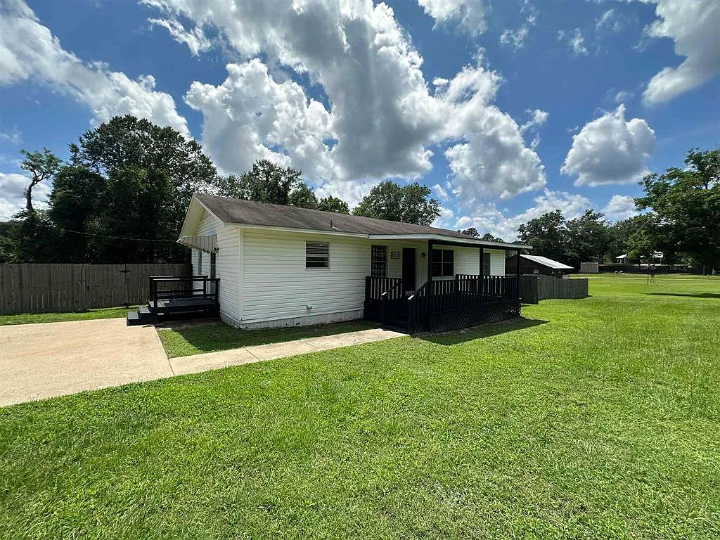 3 bed, 2.0 bath, $1,500 — Photo 1
