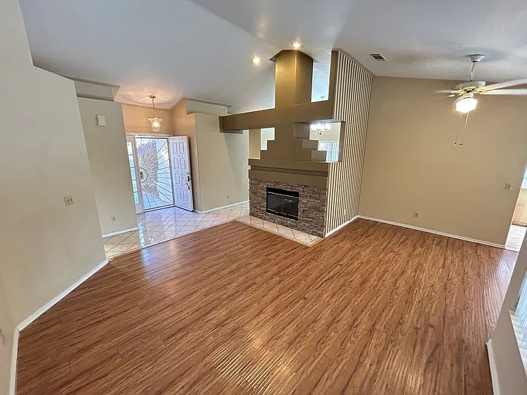 4552 Bradpoint Dr — Photo 3