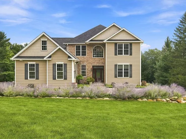 724 Silver Fox Ln, Stroudsburg, PA 18360