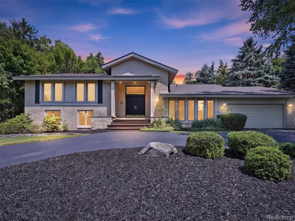 3300 Woodview Lake Rd, West Bloomfield, MI 48323