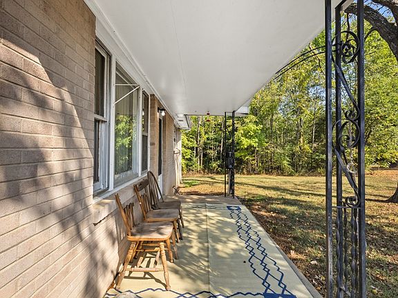 3rd image of 833 Grays Chapel Rd