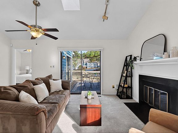 5th image of 10 Hickory Wood Sq