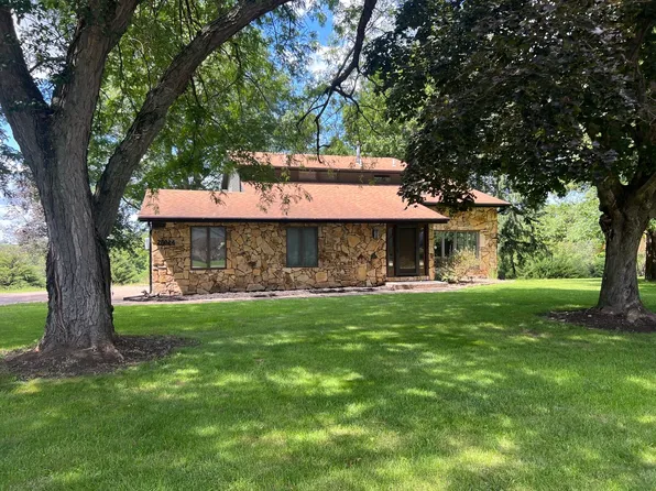 28024 230th St, Le Claire, IA 52753