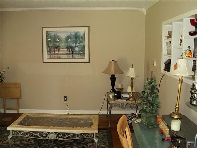 2nd image of 412 E Oak St
