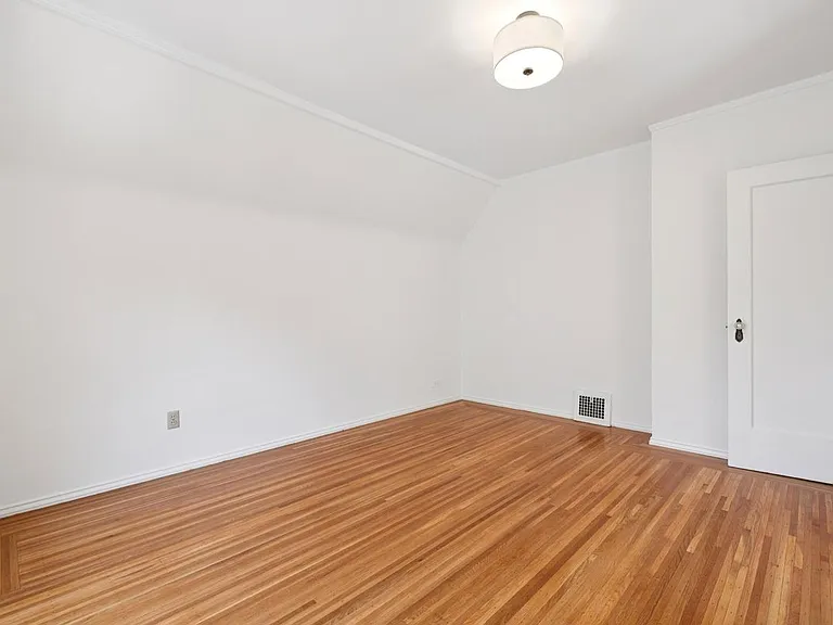 111 Windsor Ave — Photo 25