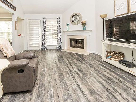 3rd image of 60 Oak Crest Dr