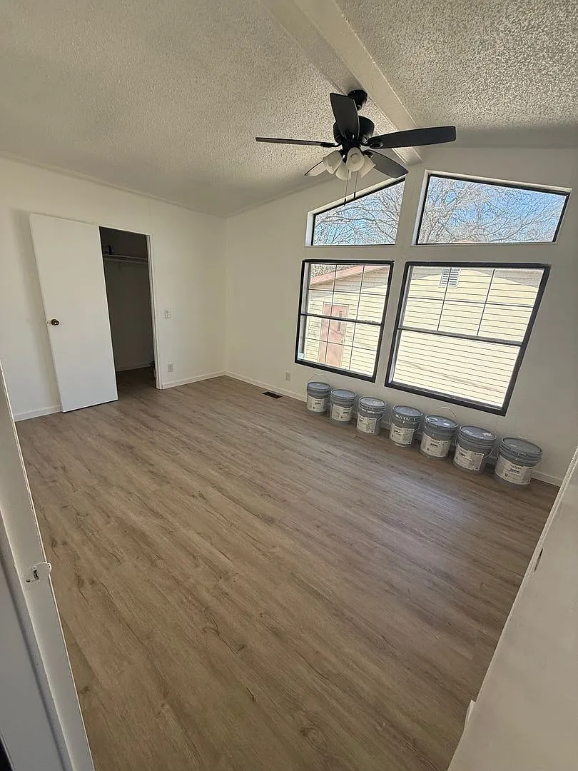 Move In Special $800 Off 1st Full Months Rent Gated Area 3/2 Granbury — Photo 2