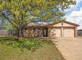 608 Daniels Dr, Crowley, TX 76036