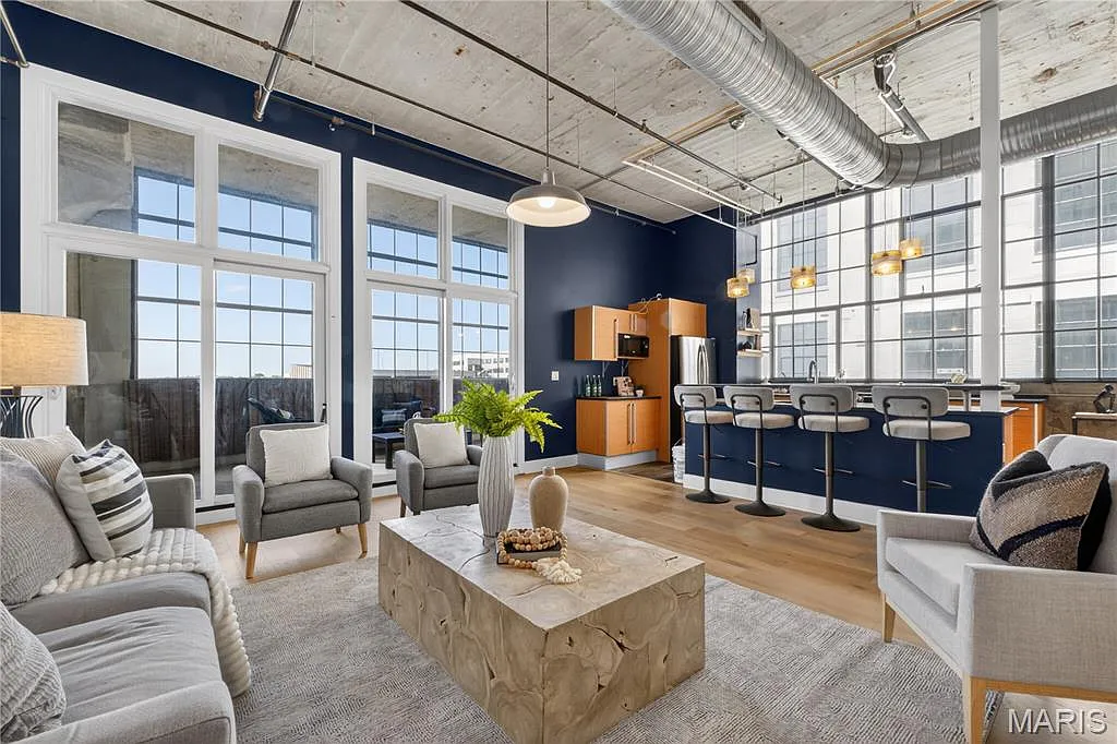 4100 Forest Park Ave — Photo 3