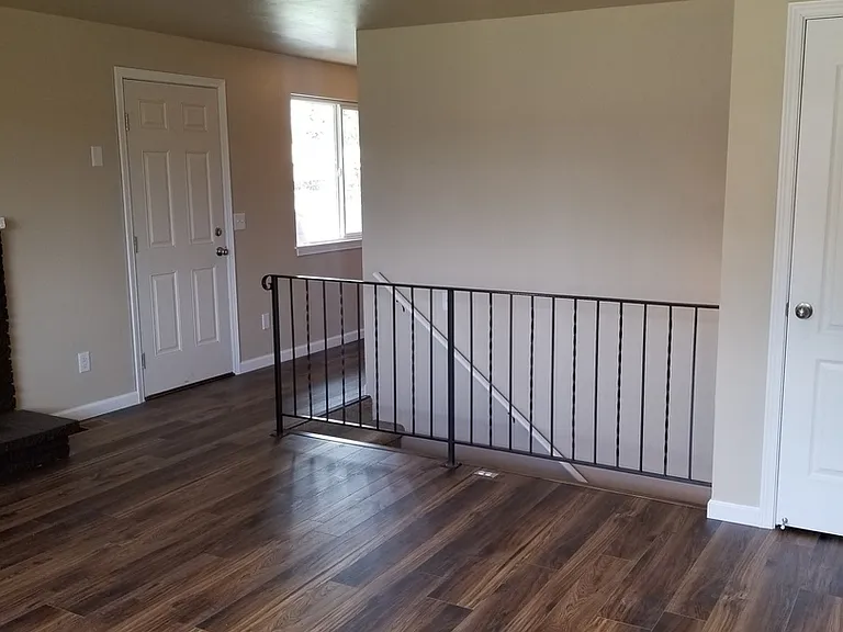 Spacious & Updated 3 bedrooms +large rec room 2 baths, landscaped — Photo 4