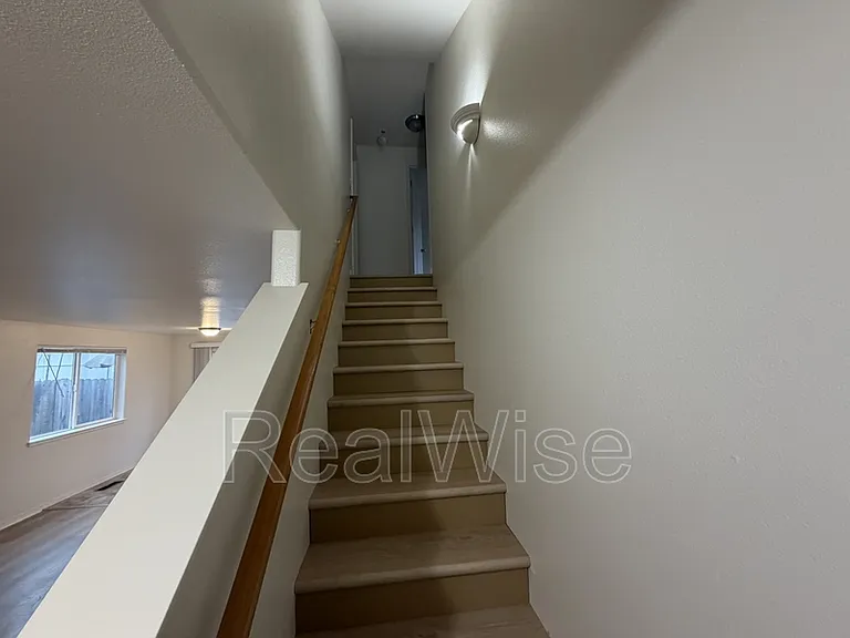 241 NE School St — Photo 10