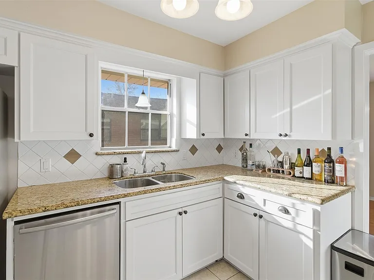 2310 Droxford Dr — Photo 9