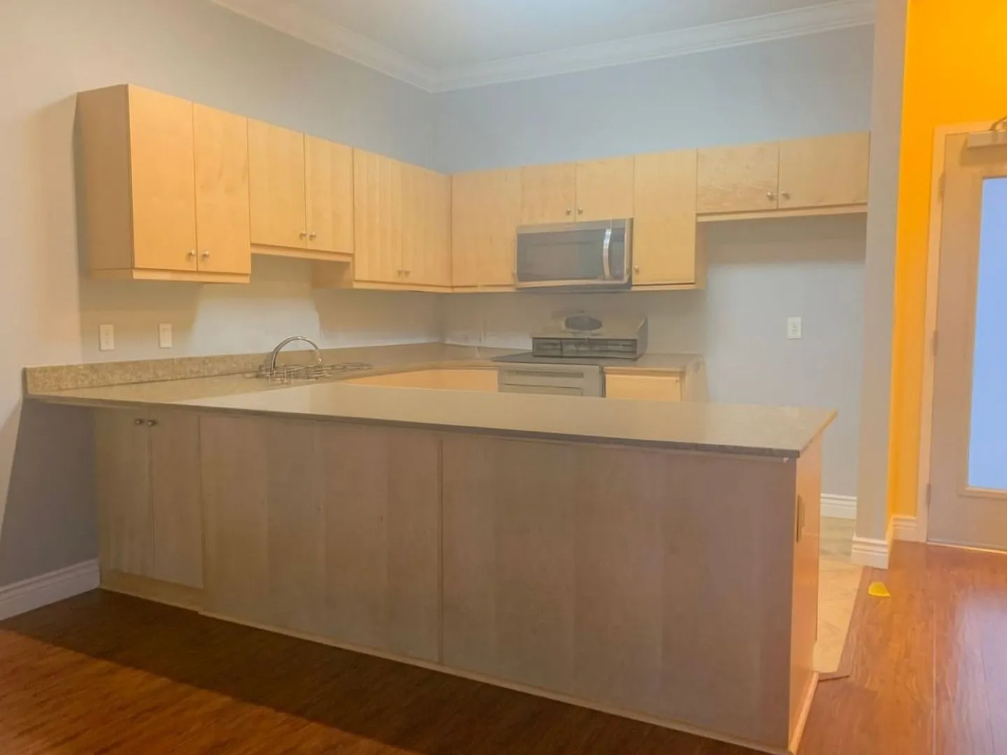 3 Bedroom Townhome in Downtown Anaheim - $500 Off 1st Month's Rent. — Photo 2